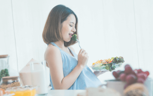 食事をとる妊婦