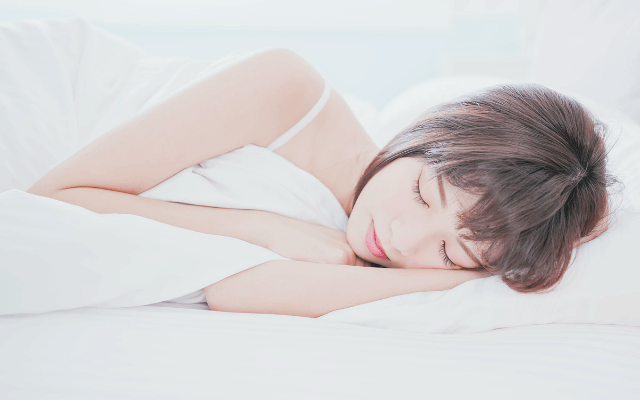 ベッドに就寝中の女性