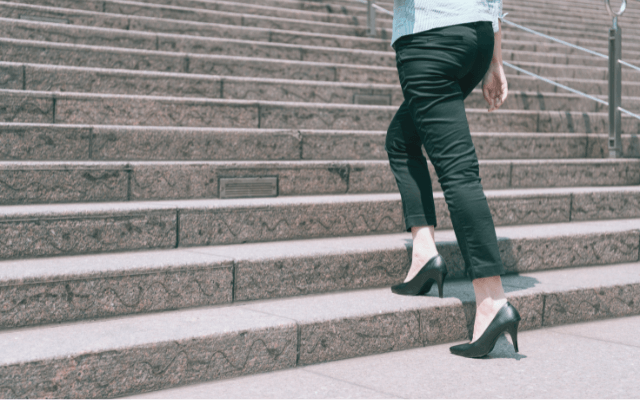 階段を上がっていく女性