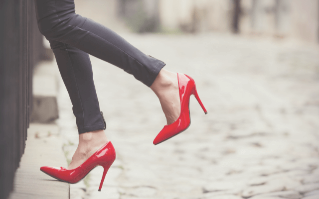 足がスッキリしている女性