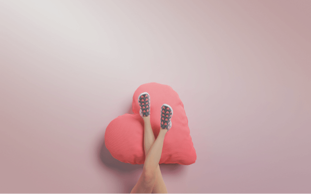 足をあげて休む女性