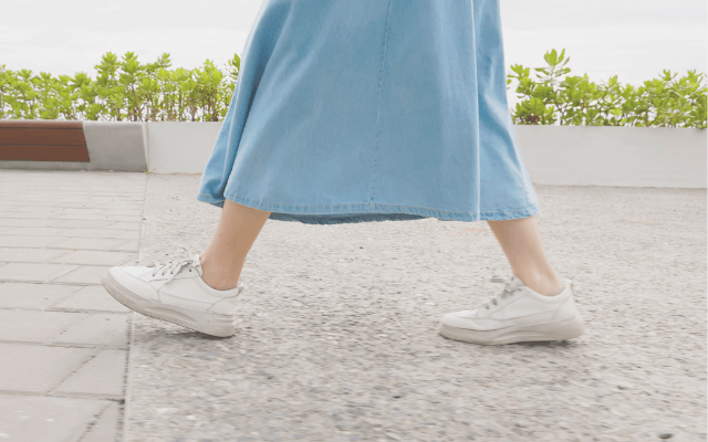 ウォーキングする女性