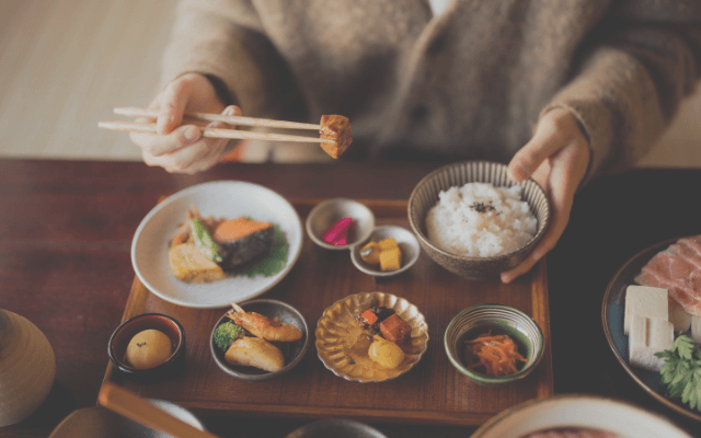 バランスのよい食事をたべる女性