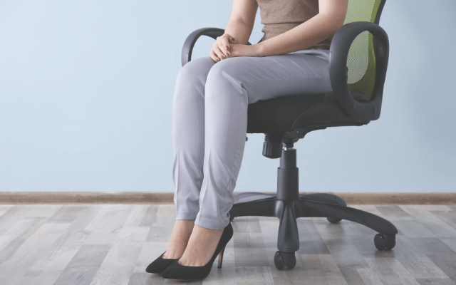 座って仕事をする女性の足