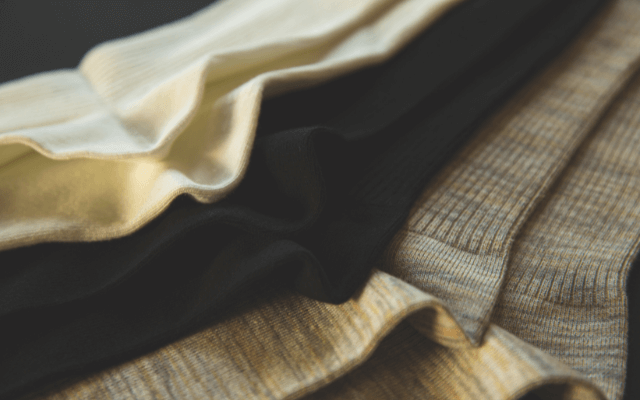 重なって積んである靴下