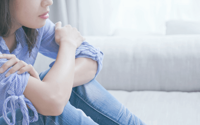 悩んでいる女性